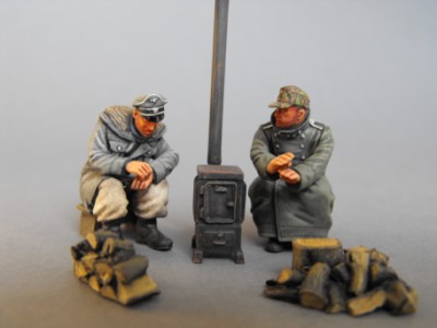 S2KW025 - German infantrymen warming by stove (2 figs)